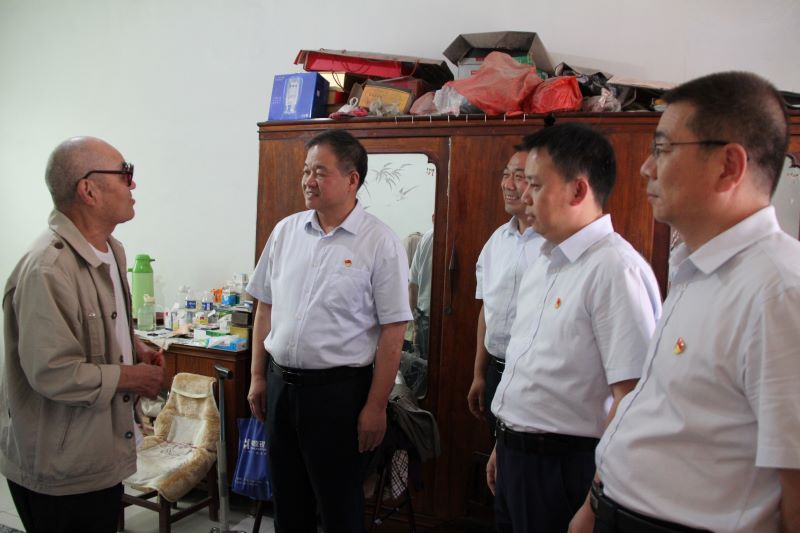 博農(nóng)集團領(lǐng)導(dǎo)走訪慰問老黨員、困難黨員